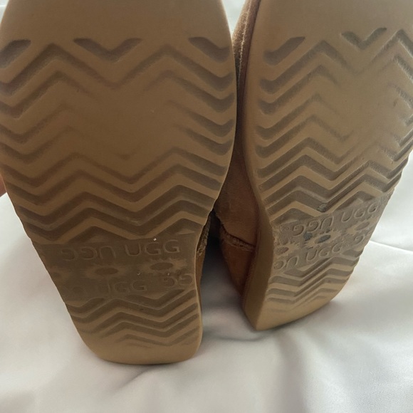 Ugg - Short Boots - Picture 4 of 5